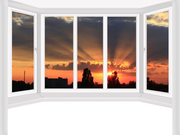 ventanas de plástico con vistas a la hermosa puesta de sol escarlata