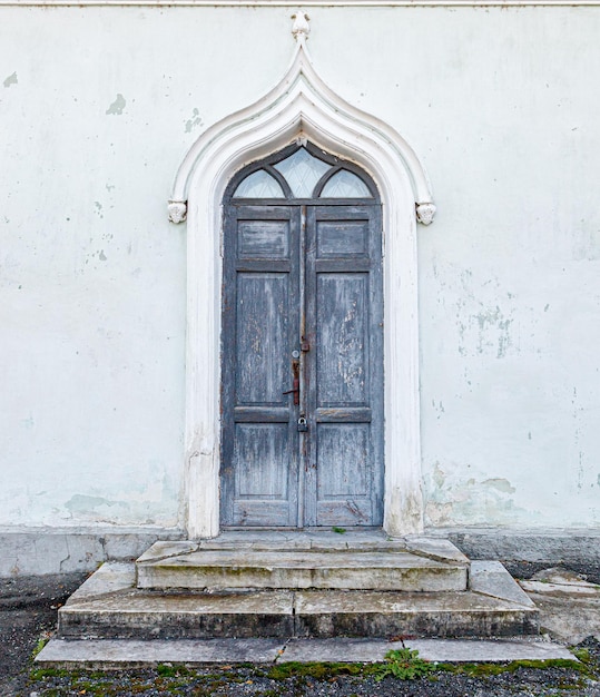 Ventanas y puertas de madera antiguas