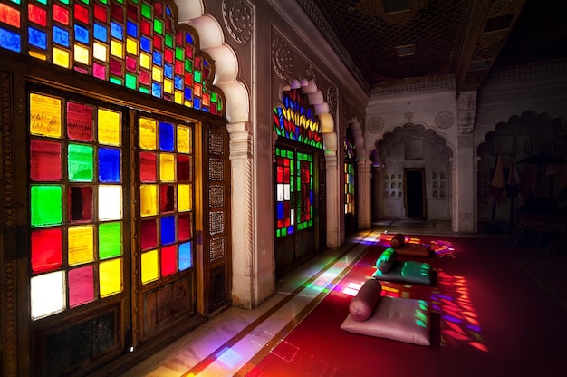 Ventanas y puertas de mosaico colorido en Rajasthan