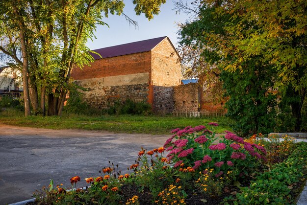 Foto sin ventanas sin puertas en ostrov en pskov