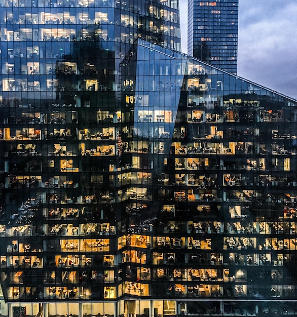Ventanas de rascacielos en el centro financiero de la ciudad en Europa
