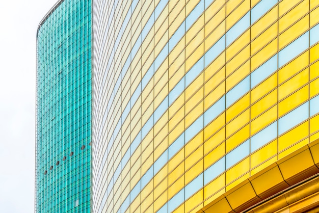 Ventanas de rascacielos en la ciudad de Londres