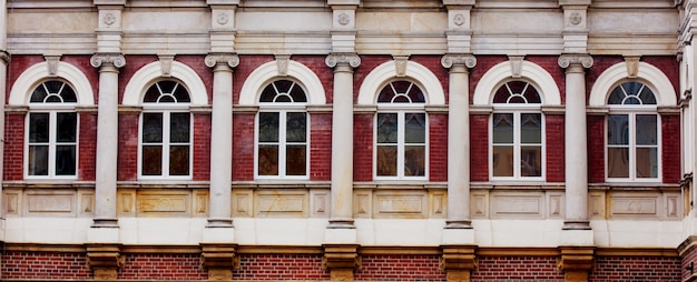 Foto ventanas renacentistas viejos y columnas de edificio antiguo.