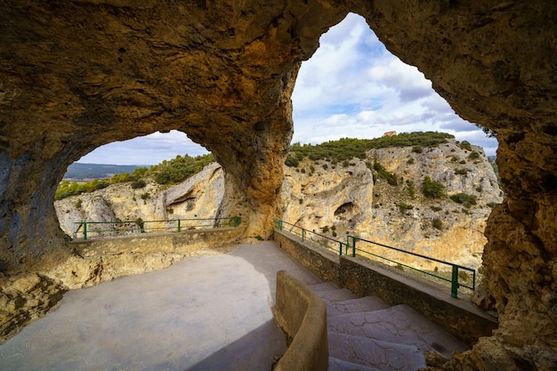 Ventanas de roca a través de las cuales se pueden contemplar impresionantes vistas del paisaje montañoso Ventana de los diablos Cuenca