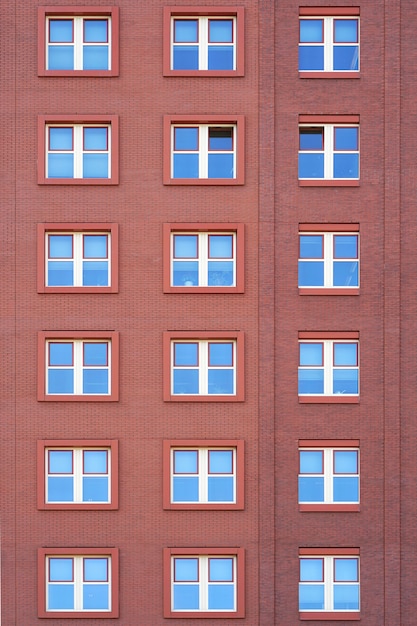 Foto ventanas de una textura de edificio de ladrillo.