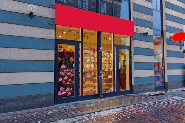 Ventanas de la tienda de regalos de Navidad en el casco antiguo de Riga, Letonia