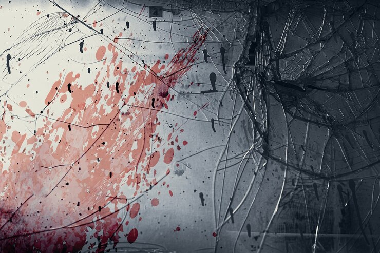 Foto las ventanas de vidrio viejas se agrietan con el grunge sucio de las salpicaduras de sangre que parecen aterradoras por matar al asesinato en el concepto de la escena del crimen