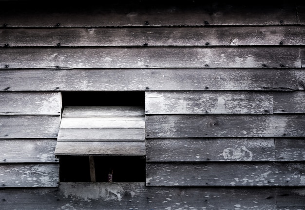 Las ventanas de la vieja casa de madera.