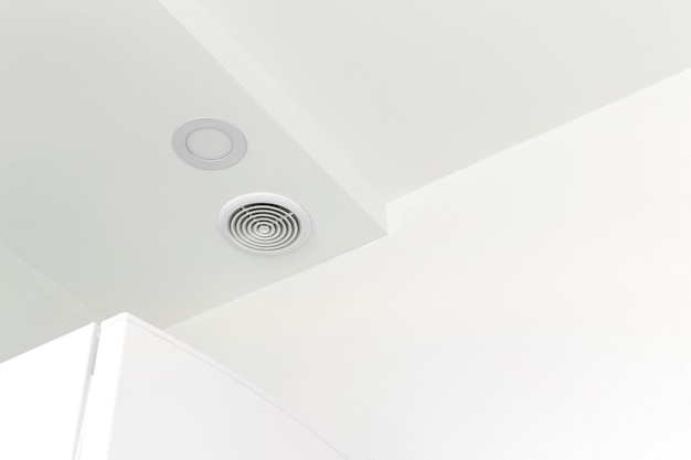 Ventilação de ar circular no interior de uma casa moderna no telhado, foto de projeto de construção industrial