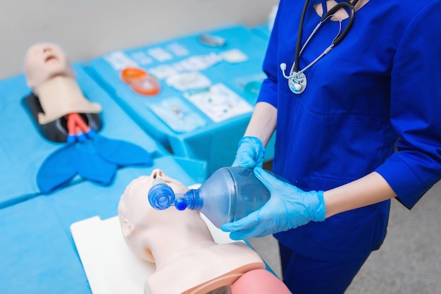 Foto ventilación artificial. introducción de un tubo endotraqueal (ett) en la tráquea para asegurar la permeabilidad de las vías respiratorias. el doctor salva una vida