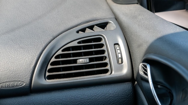 Ventilación de salida de aire acondicionado de polvo genérico usado en el interior del automóvil detalle del objeto fijación de primer plano limpieza de automóviles viejos sistema de acondicionamiento de vehículos reemplazo de filtros de aire mantenimiento concepto simple