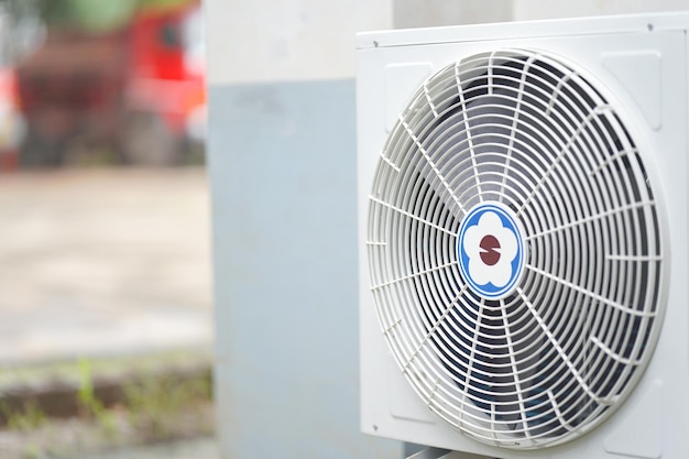 El ventilador del aire acondicionado en la pared exterior del edificio para enfriar.