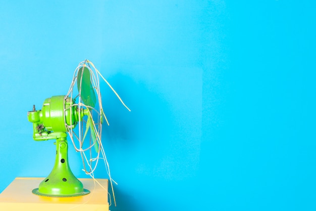 Ventilador antiguo de color verde con azul