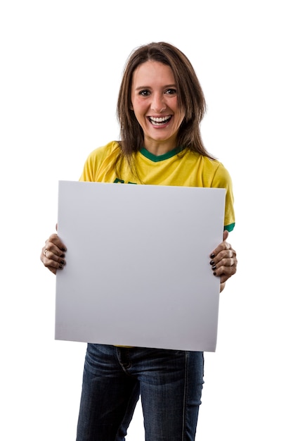 Foto ventilador brasileiro feminino segurando uma placa em branco, em um espaço em branco.