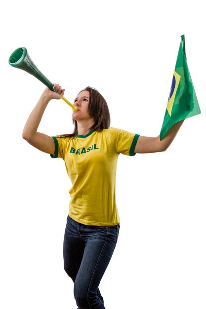 Ventilador brasileño femenino celebrando en un espacio en blanco.