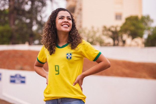 Foto ventilador brasileño sonriendo para la cámara