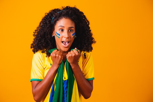 Ventilador brasileño. Ventilador brasileño celebrando el fútbol o el partido de fútbol. Colores de Brasil.