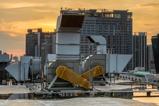 Foto ventilador centrífugo industrial y conductos de escape de aire acondicionado industrial en sistemas de ventilación techo de rascacielos de edificio alto