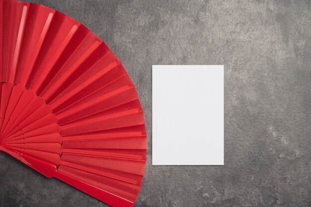 Ventilador chino rojo con papel vacío para espacio de copia