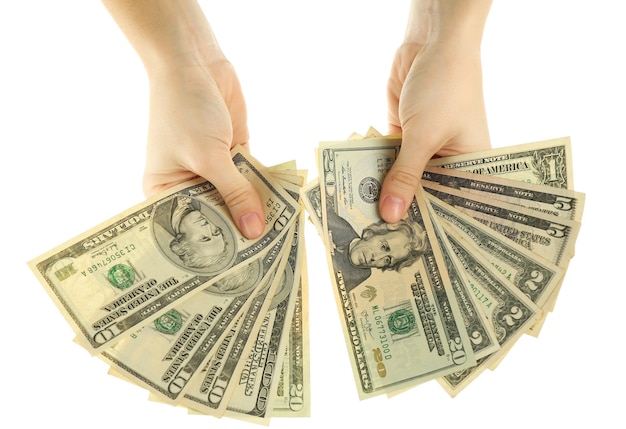 Ventilador de dinero en manos femeninas en blanco