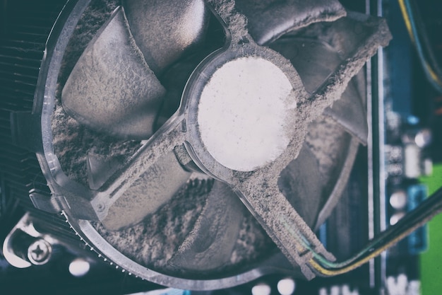 Ventilador do refrigerador sujo da unidade do computador pessoal com poeira dentro. Conceito de peças de computador Brocken