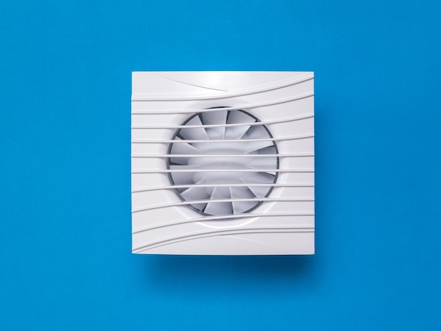 Ventilador de escape blanco sobre un fondo azul brillante