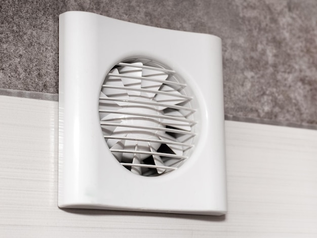 El ventilador está integrado en la pared del baño o la cocina.