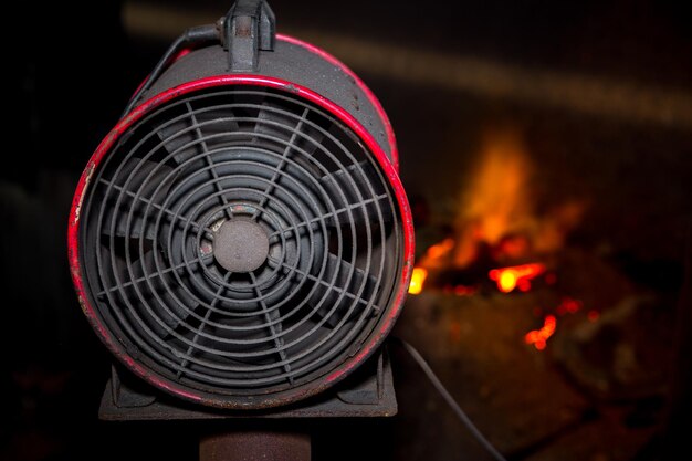 Ventilador industrial con horno de fundición de chatarra de acero en caliente en un astillero de fabricación de piezas de máquinas de acero local Bangladesh