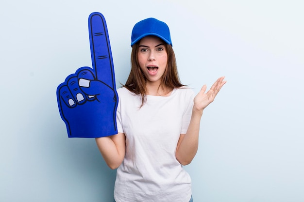 Ventilador de mano número uno de mujer bonita adulta joven