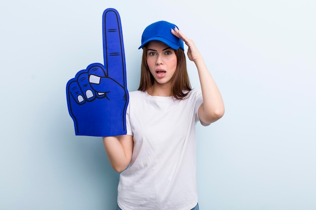 Foto ventilador de mano número uno de mujer bonita adulta joven