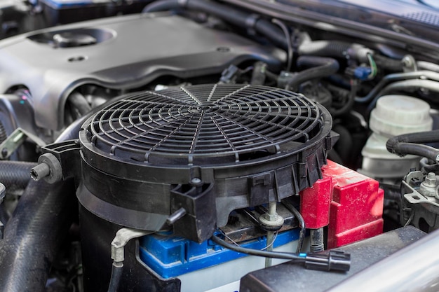 Foto el ventilador de refrigeración del motor está preparado para su instalación bajo el capó de un automóvil mantenimiento y reparación de máquinas