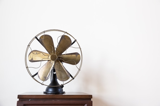 Ventilador vintage na mesa