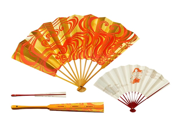 Ventiladores de mano tradicionales japoneses de papel y bambú con adornos dorados y rojos aislados en blanco