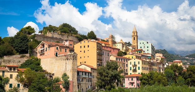 Ventimiglia, itália - circa de agosto de 2020: panarama da antiga vila de ventimiglia na região da ligúria, dia ensolarado com céu azul