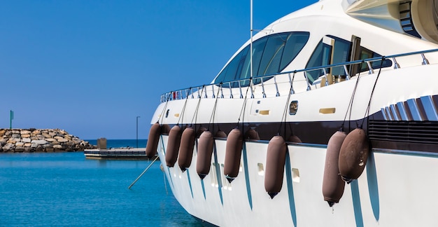 Ventimiglia, Italien - Circa August 2021: Yacht in Cala del Forte, ein exquisiter, brandneuer, hochmoderner Yachthafen in Ventimiglia, Italien, nur 15 Minuten vom Fürstentum Monaco entfernt