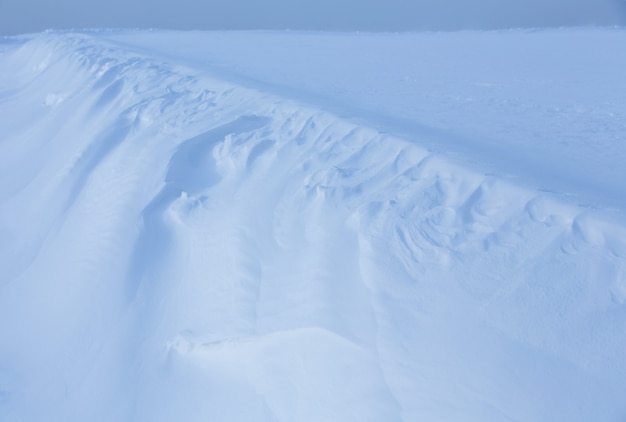 Foto ventisquero blanco con sombras azules textura de invierno