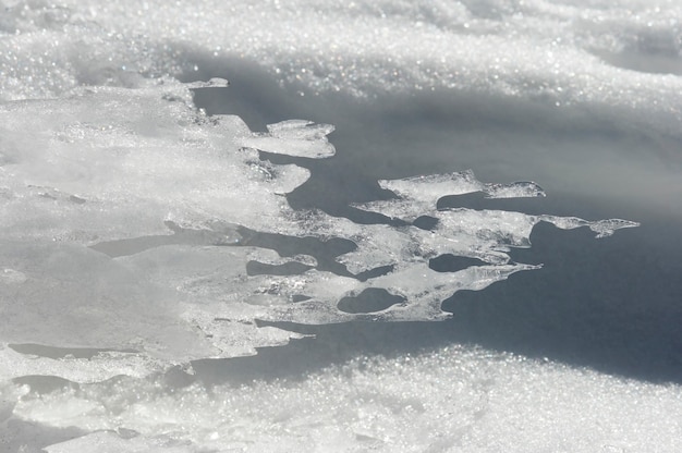 Vento forma textura de gelo na superfície de neve de montanha de inverno
