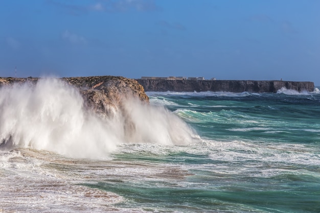 Vento tempestuoso e onda das ondas no algarve de sagres. portugal.