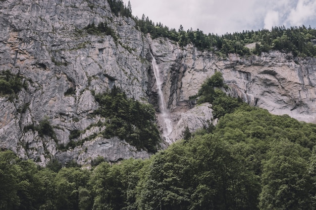 Ver a cachoeira do close up Staubbach cair nas montanhas, vale das cachoeiras no Parque Nacional de Lauterbrunnen, Suíça, Europa. Paisagem de verão, clima ensolarado, céu azul dramático e dia ensolarado