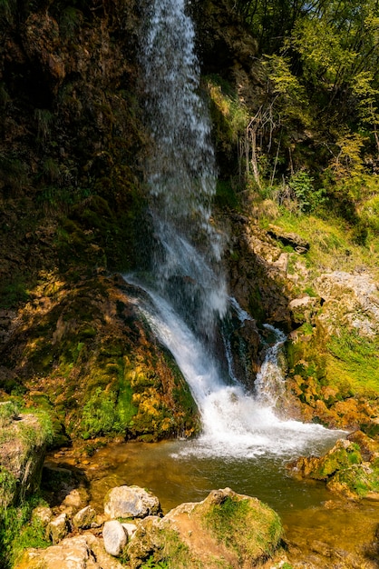 Ver a cachoeira Gostilje na montanha Zlatibor na Sérvia