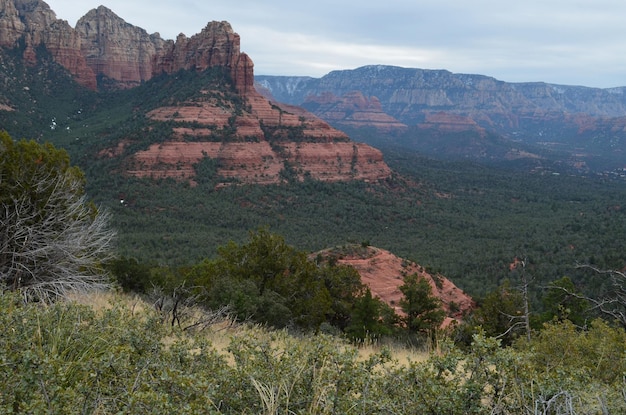 Ver abajo en un valle en Sedona Arizona