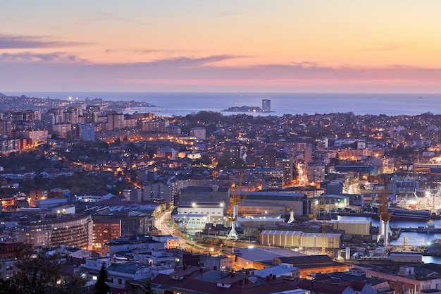 Ver al atardecer de la ciudad de Vigo, en Galicia, España.