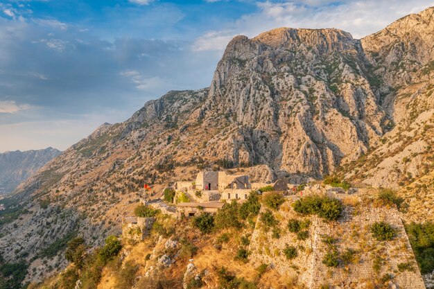Ver al atardecer de la fortaleza de St John Old Town Kotor Bay of Kotor Montenegro
