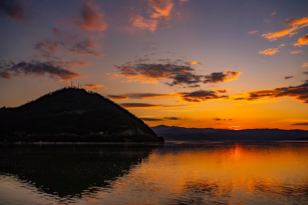 Ver al atardecer en la garganta del Danubio en Djerdap en Serbia