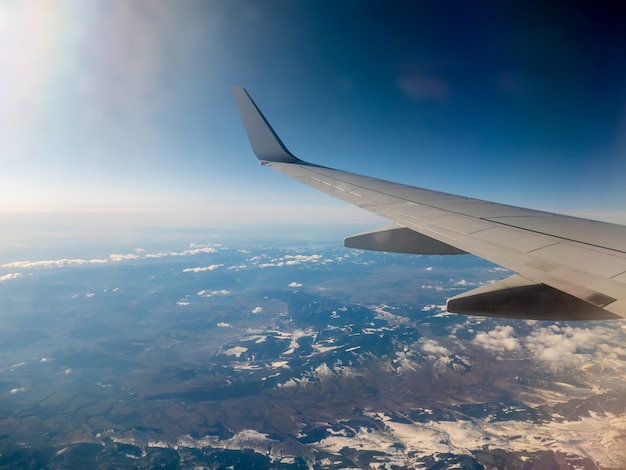 Ver en el ala del avión y las montañas Tatry al lado de Polonia