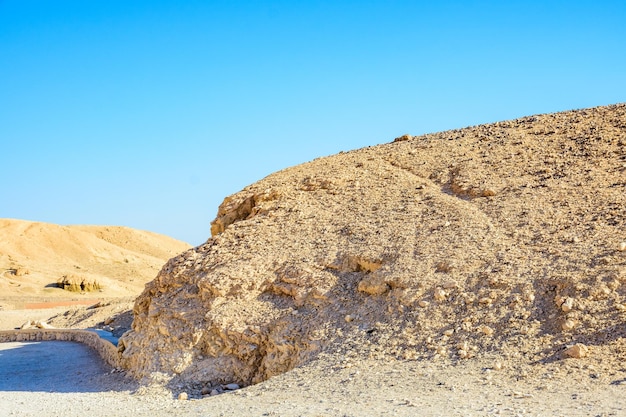 Ver en altos acantilados en el valle de los reyes Luxor Egipto