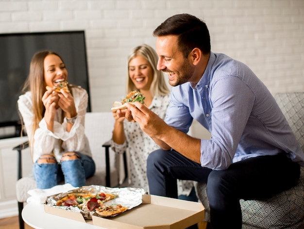 Ver a amigos comiendo pizza en casa