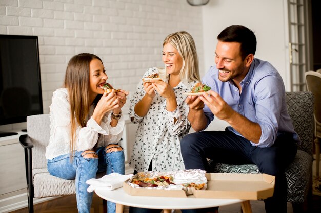 Ver a amigos comiendo pizza en casa