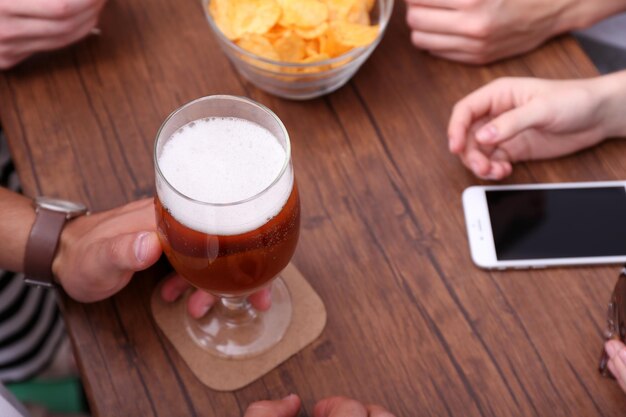 Ver a amigos tomando bebidas alcohólicas en el primer plano del bar