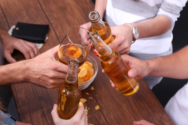 Ver amigos tomando bebidas alcoólicas no bar closeup